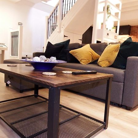 Newly Renovated Stunning Warehouse Apartment Борнмут Экстерьер фото