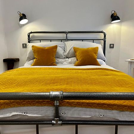 Newly Renovated Stunning Warehouse Apartment Борнмут Экстерьер фото