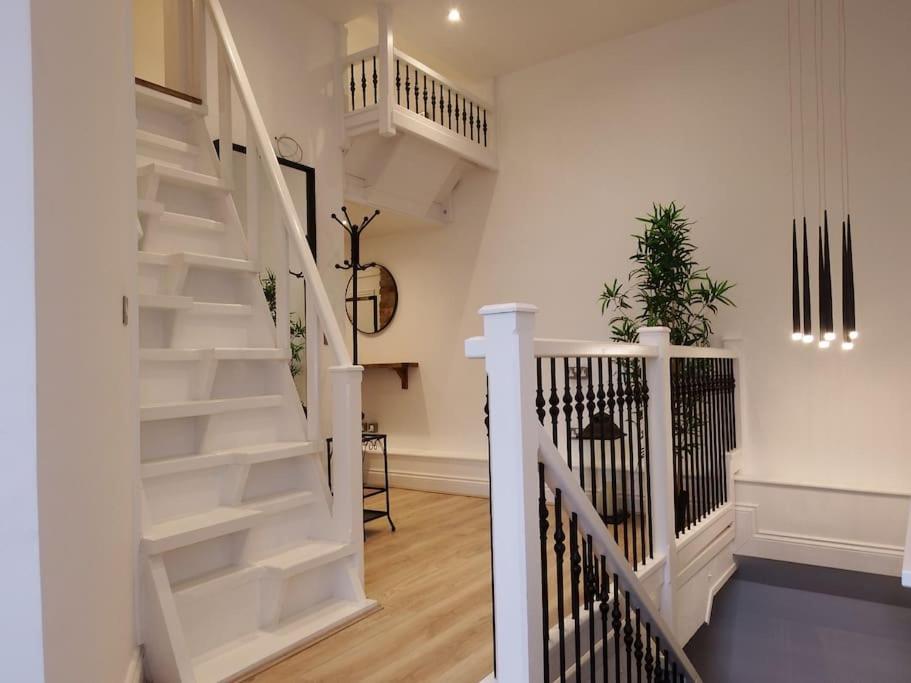 Newly Renovated Stunning Warehouse Apartment Борнмут Экстерьер фото