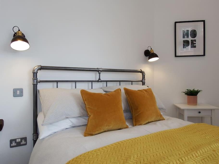 Newly Renovated Stunning Warehouse Apartment Борнмут Экстерьер фото