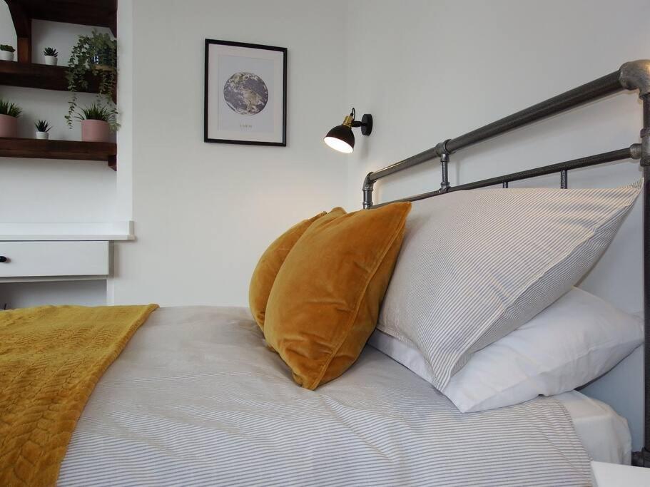 Newly Renovated Stunning Warehouse Apartment Борнмут Экстерьер фото