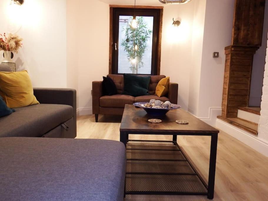 Newly Renovated Stunning Warehouse Apartment Борнмут Экстерьер фото