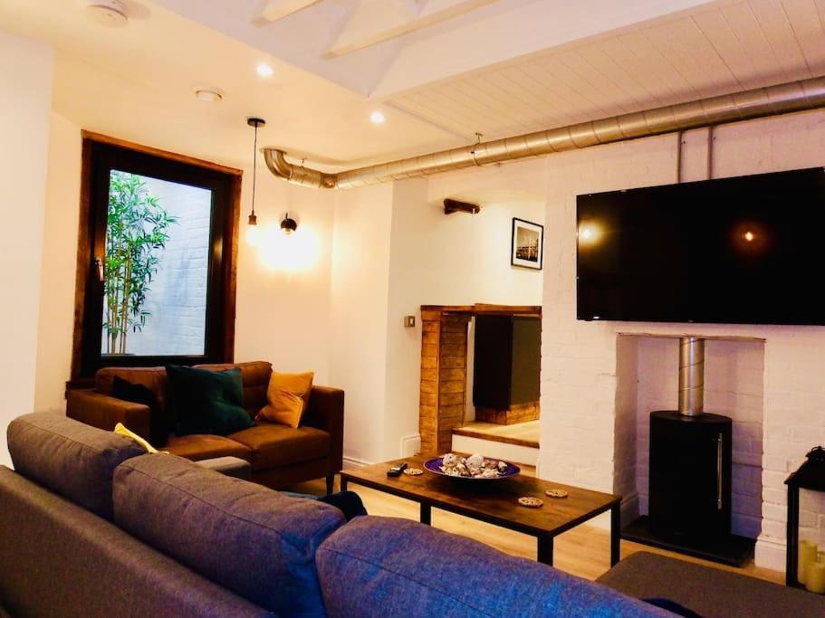 Newly Renovated Stunning Warehouse Apartment Борнмут Экстерьер фото