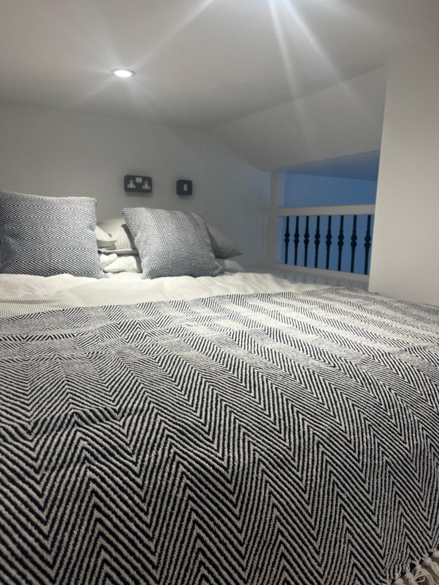 Newly Renovated Stunning Warehouse Apartment Борнмут Экстерьер фото